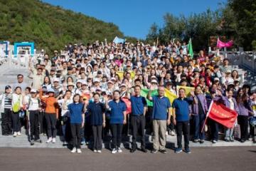 航天七三一医院办职工登山活动庆建院 65 载